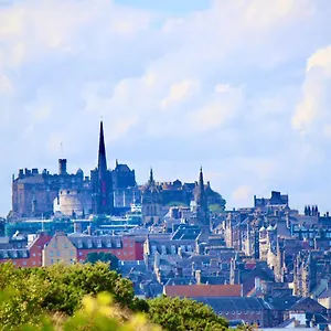  Apartment View In The Heart Of Edinburgh: Castle To Sea